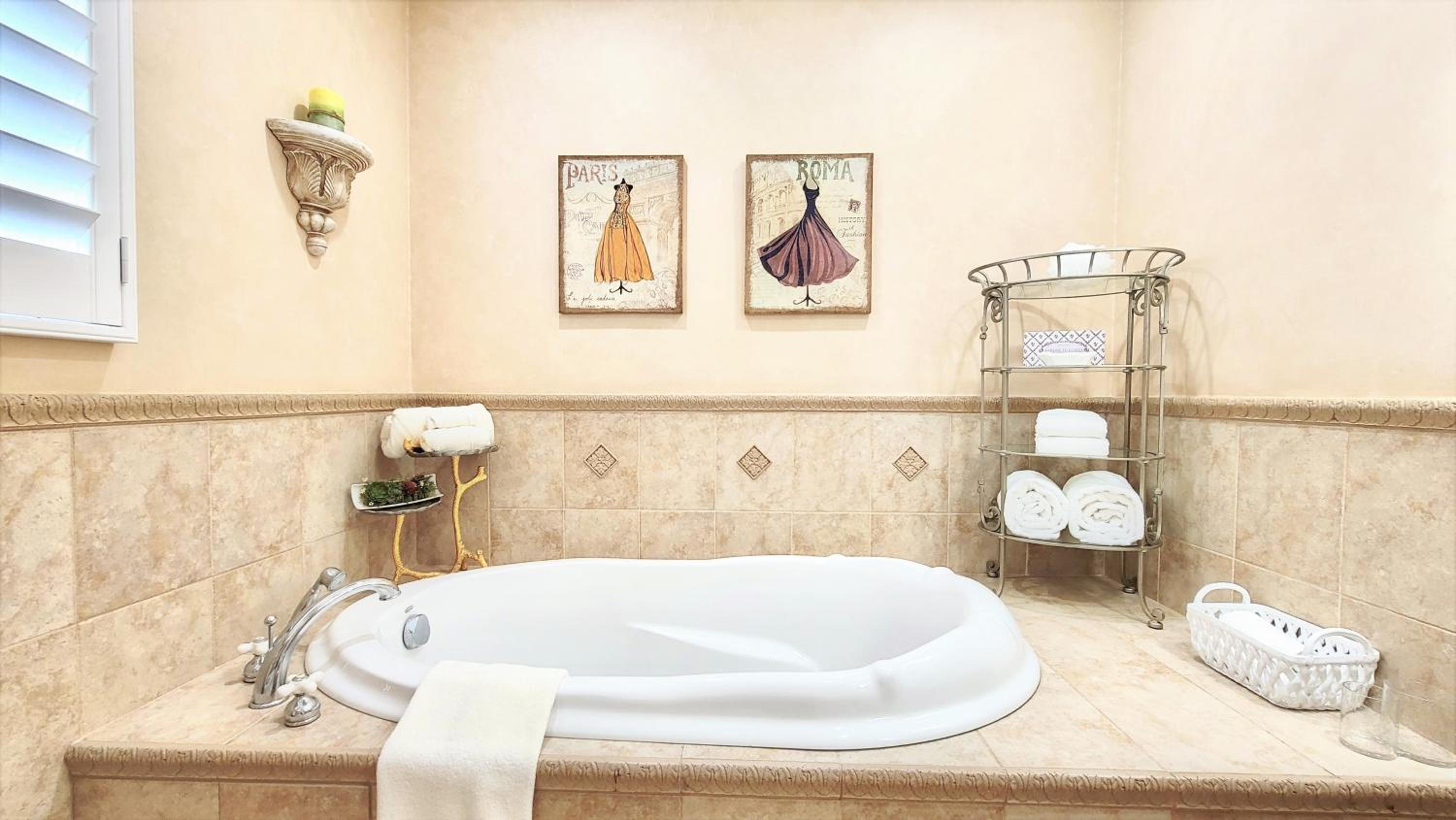 CASA LUX MONICA Prime Santa Monica Luxury Home ONE-OF-A-KIND