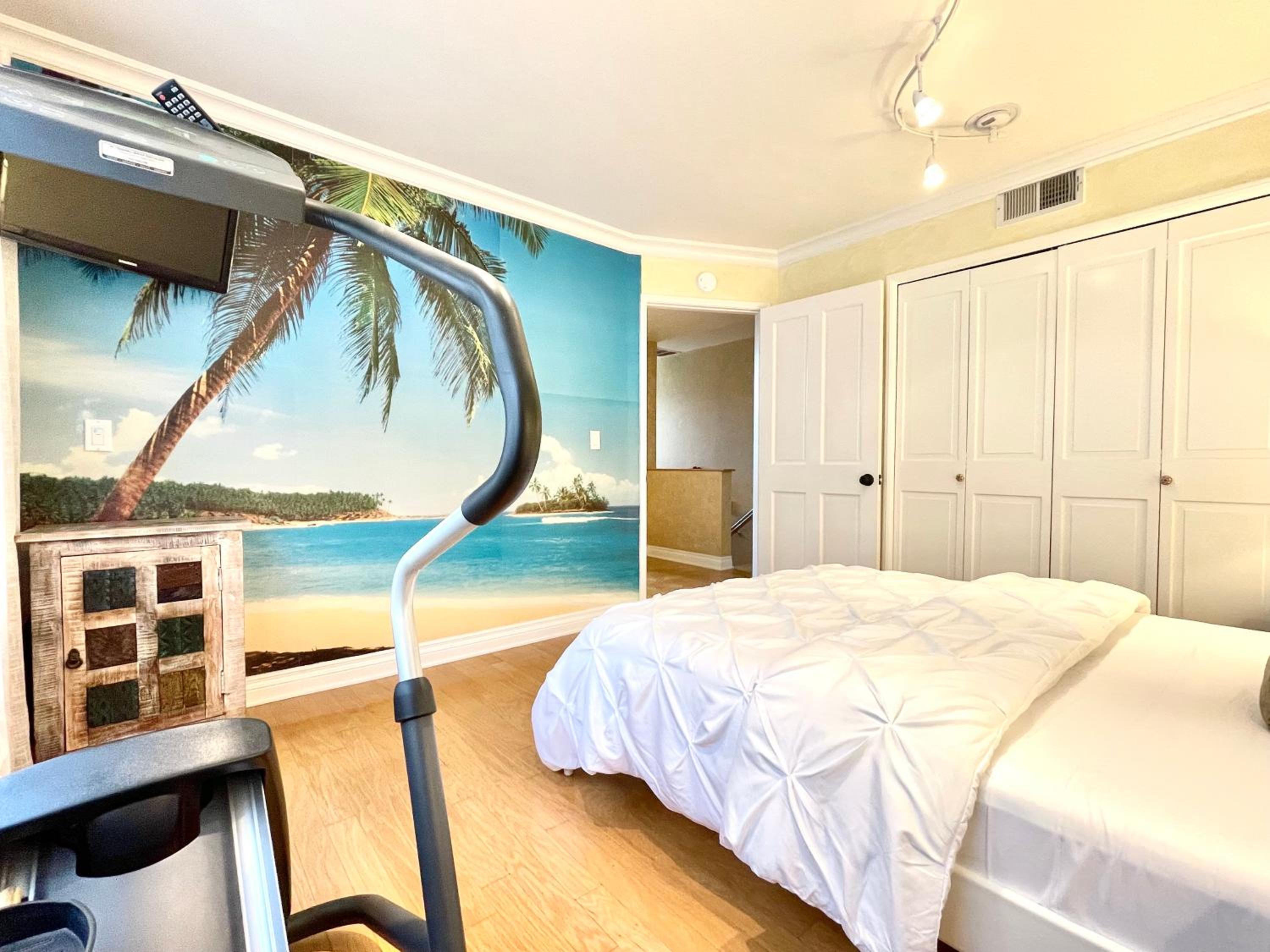 CASA LUX MONICA Prime Santa Monica Luxury Home ONE-OF-A-KIND