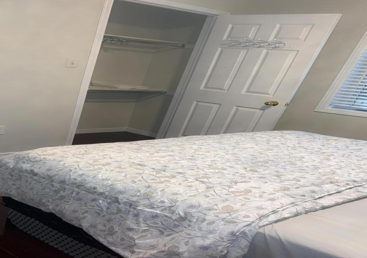 Bright Queen Room close to Sheridan College and Airport