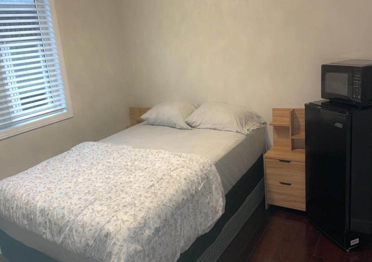Bright Queen Room close to Sheridan College and Airport