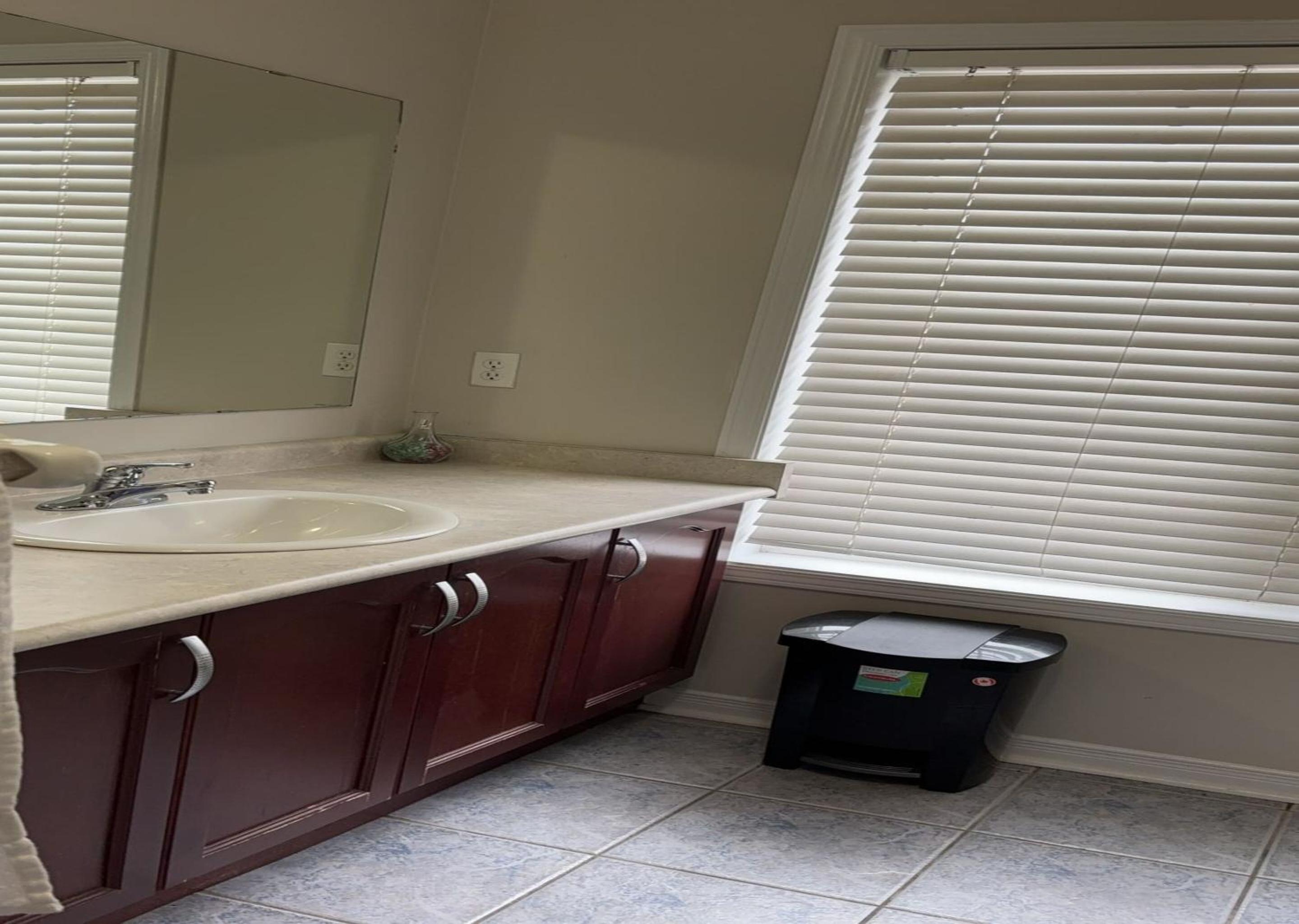 Bright Queen Room close to Sheridan College and Airport