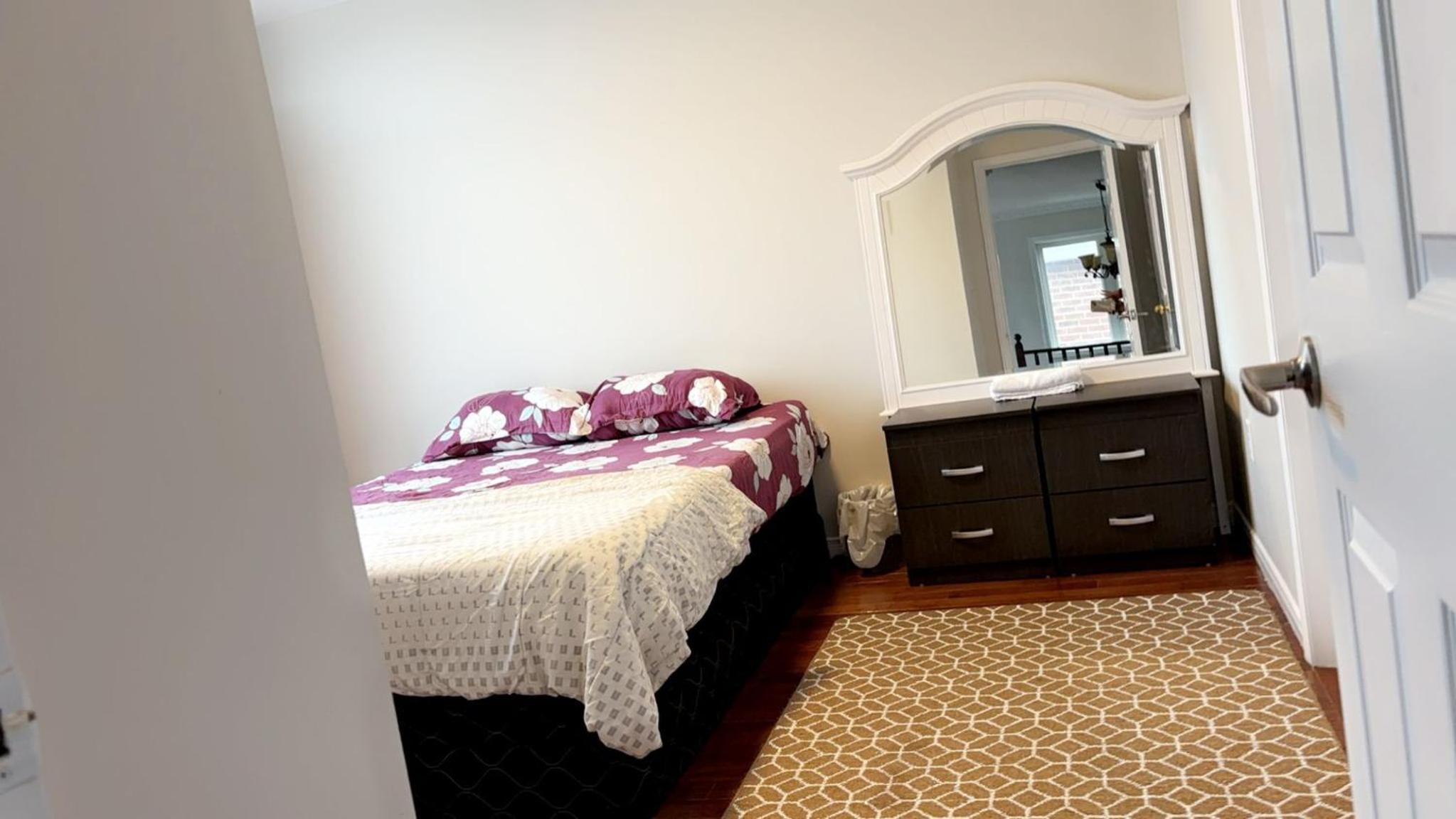 Bright Queen Room close to Sheridan College and Airport