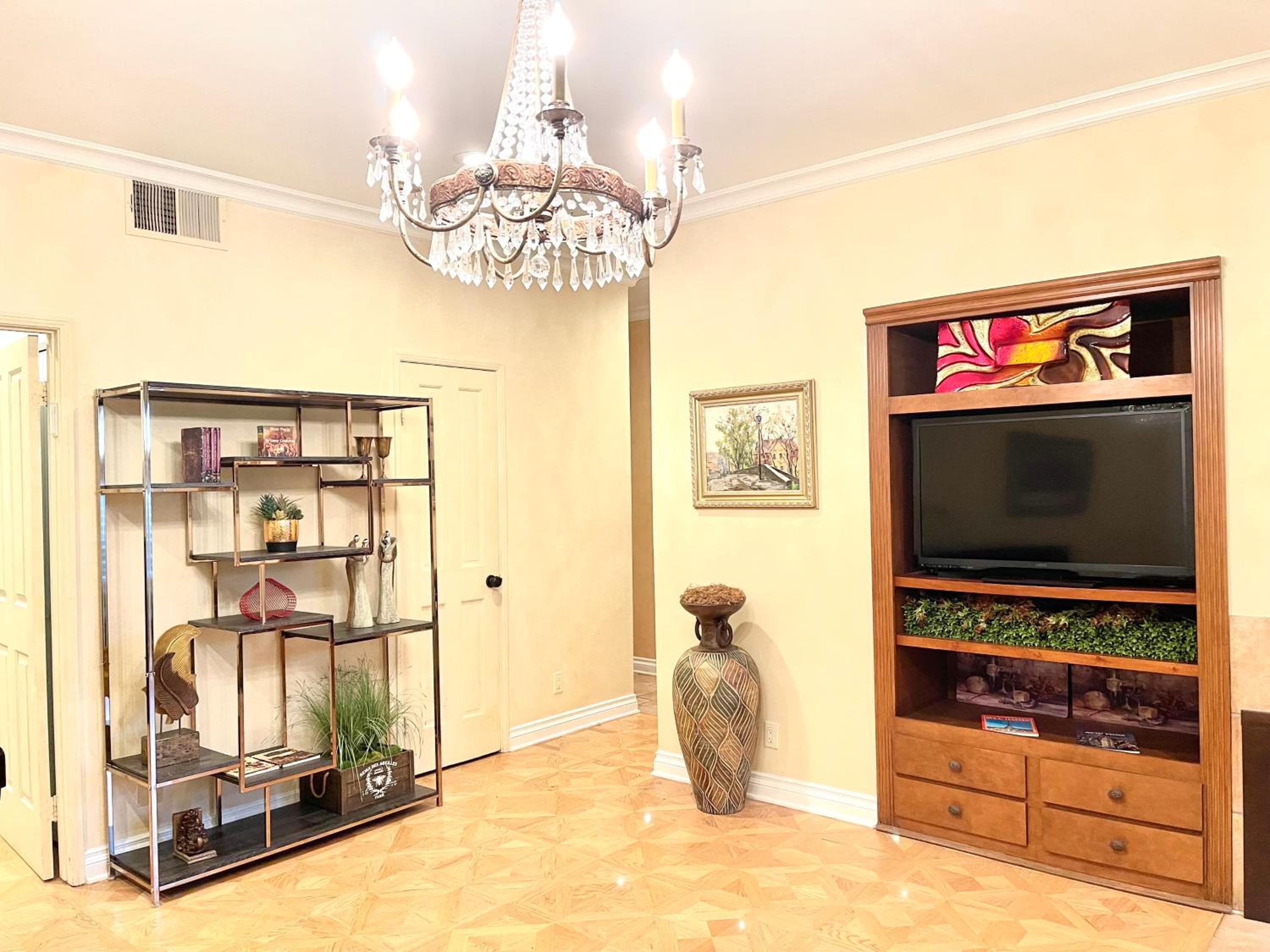CASA LUX MONICA Prime Santa Monica Luxury Home ONE-OF-A-KIND