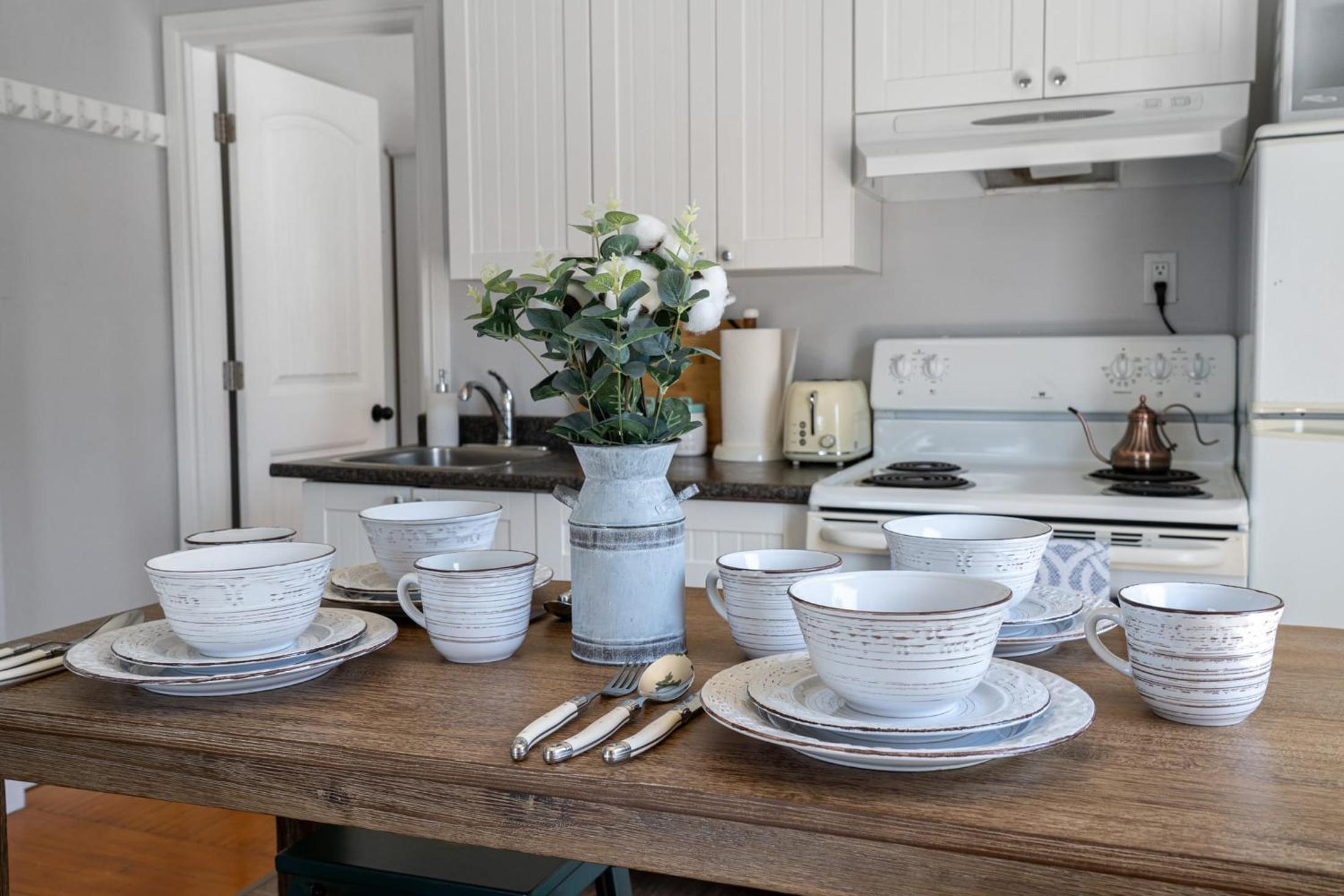 Cranbrook Vacations - Victorian Suite No Service Fees Heritage Home - Property Image 2