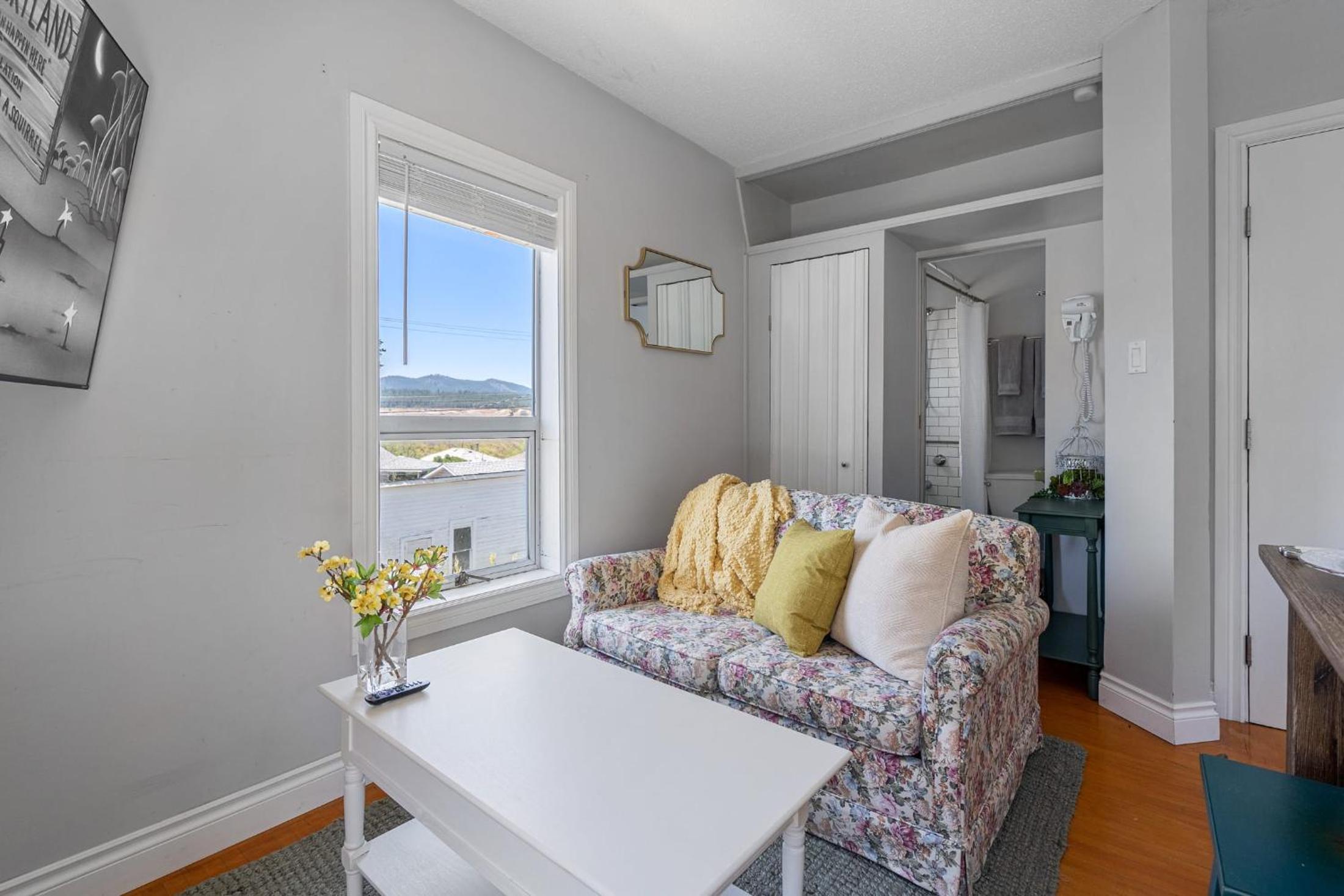 Cranbrook Vacations - Victorian Suite No Service Fees Heritage Home - Property Image 4