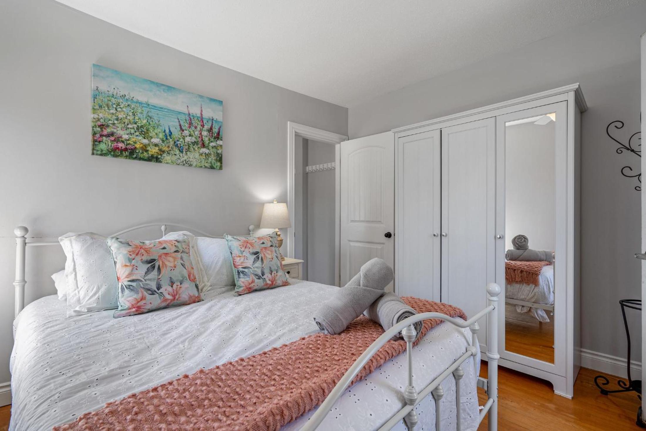 Cranbrook Vacations - Victorian Suite No Service Fees Heritage Home - Property Image 10