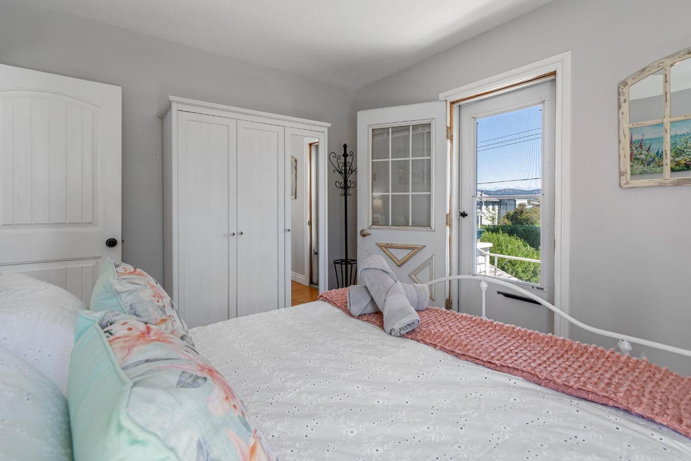 Cranbrook Vacations - Victorian Suite No Service Fees Heritage Home - Property Image 7
