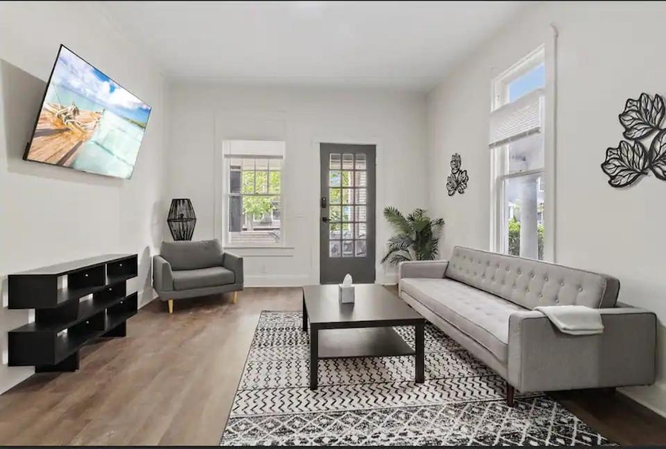 Modern Apt - Downtown Charm - Ideal Location view 4