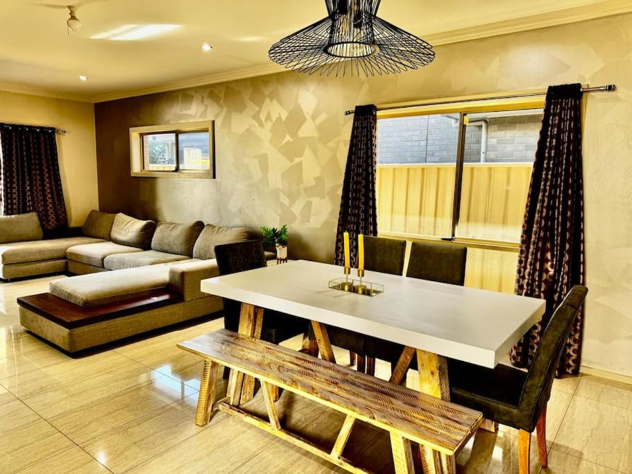 Morden Elegant 4 Bedroom House