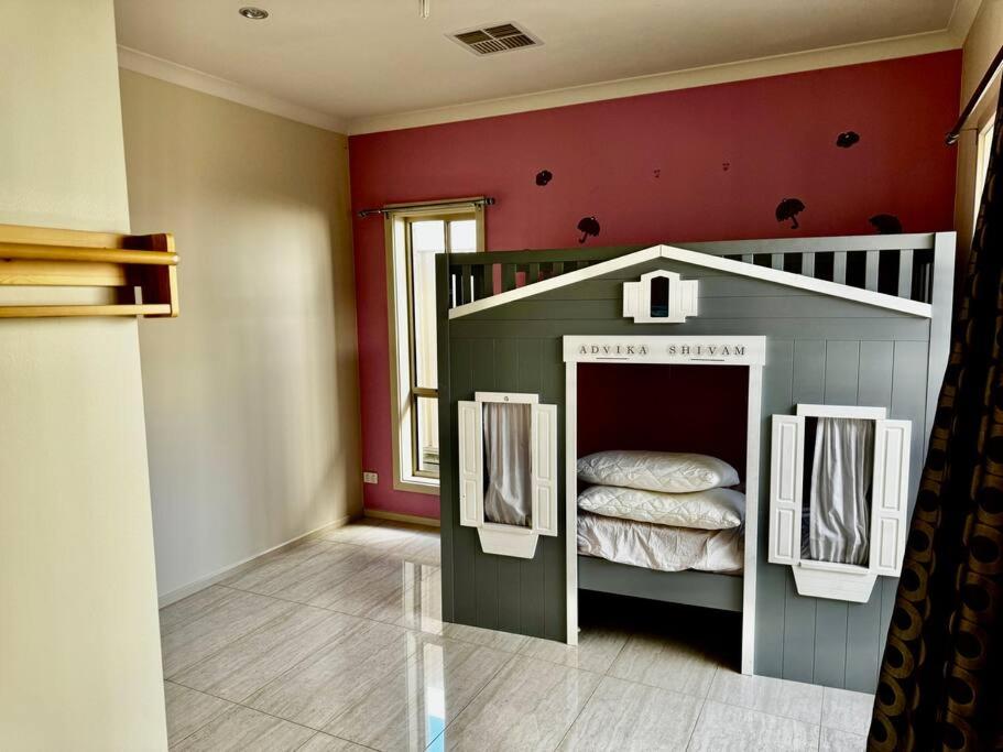 Morden Elegant 4 Bedroom House