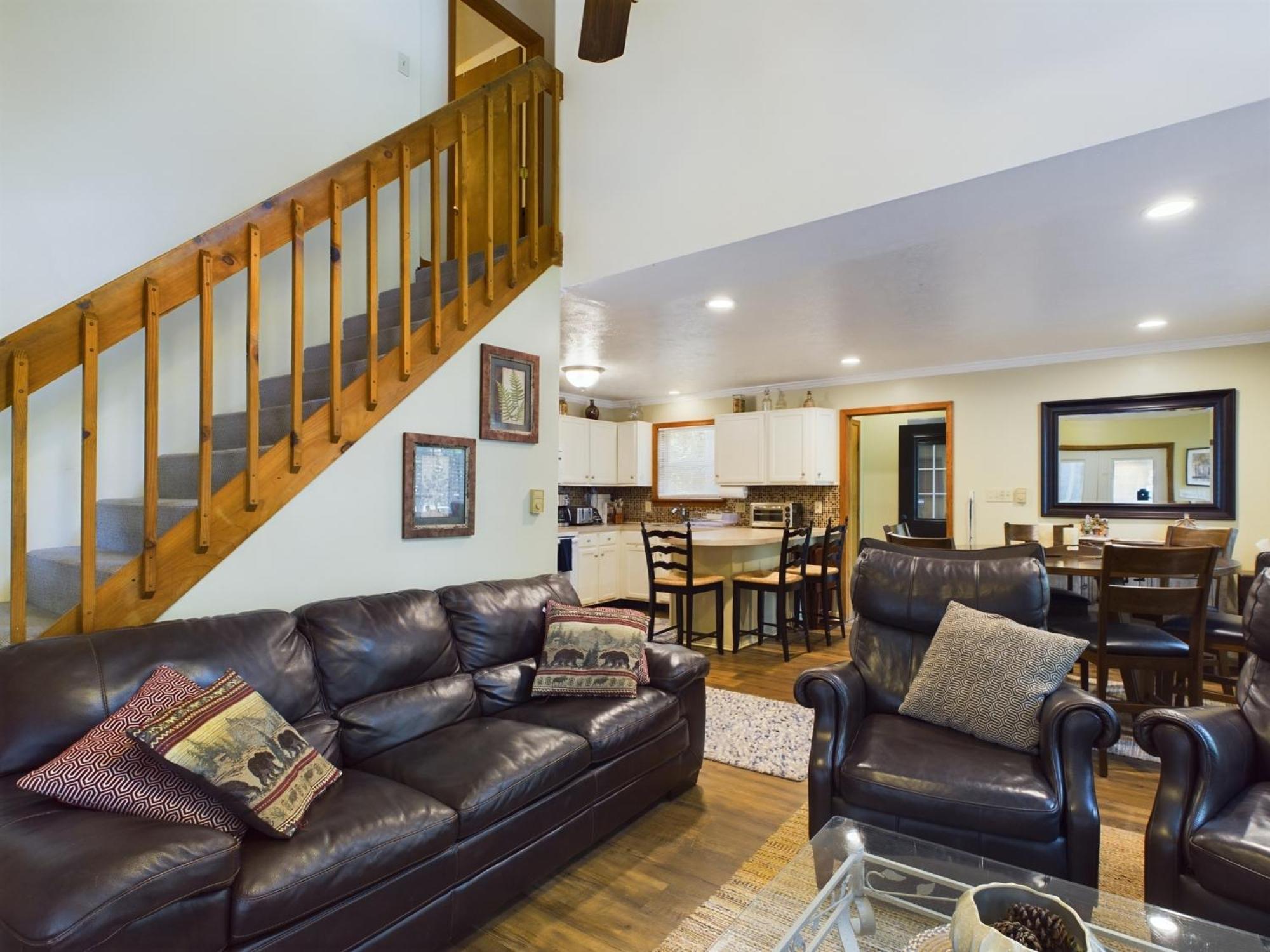 Luxurious Chalet in Arrowhead Lake's Exclusive Community, hammock, firepit, hot tub, pools, lakes, ski view 2