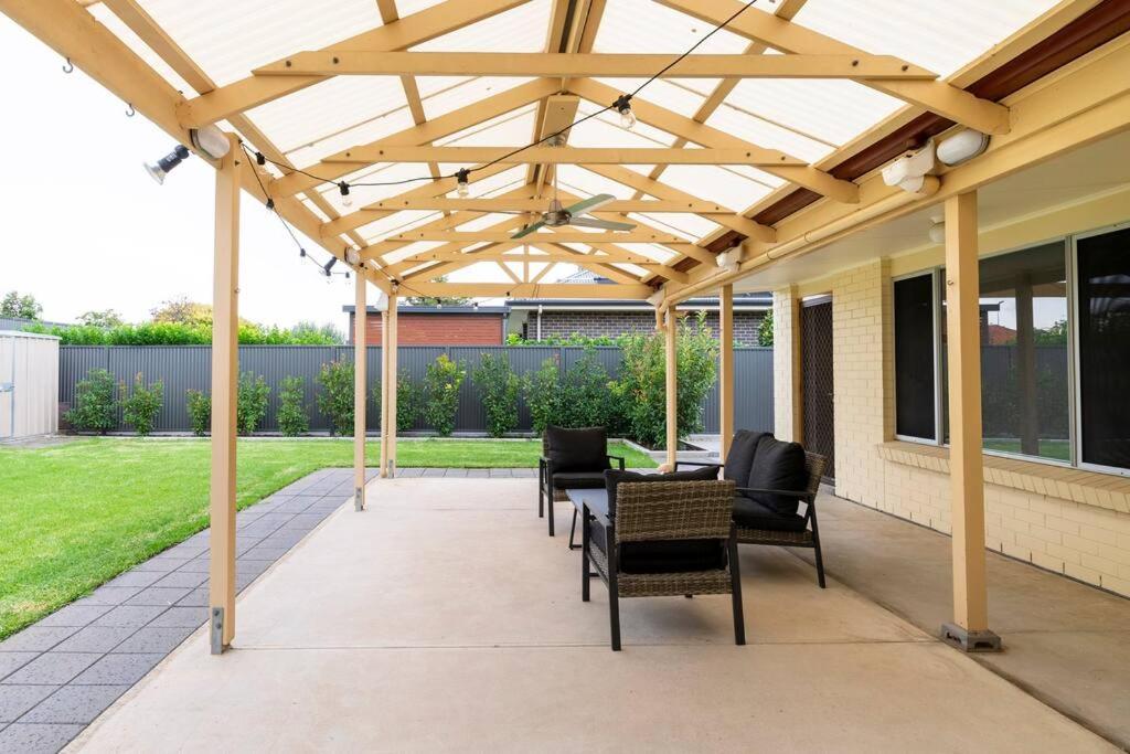 Birkinshaw Villa ( 3 Bedroom with Parkings )