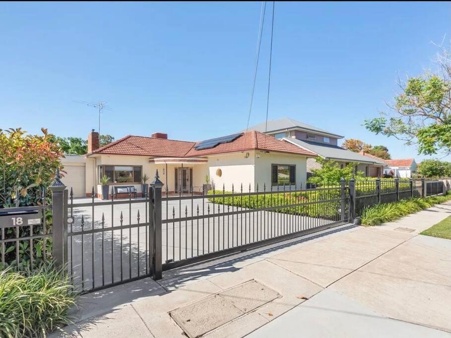Birkinshaw Villa ( 3 Bedroom with Parkings )