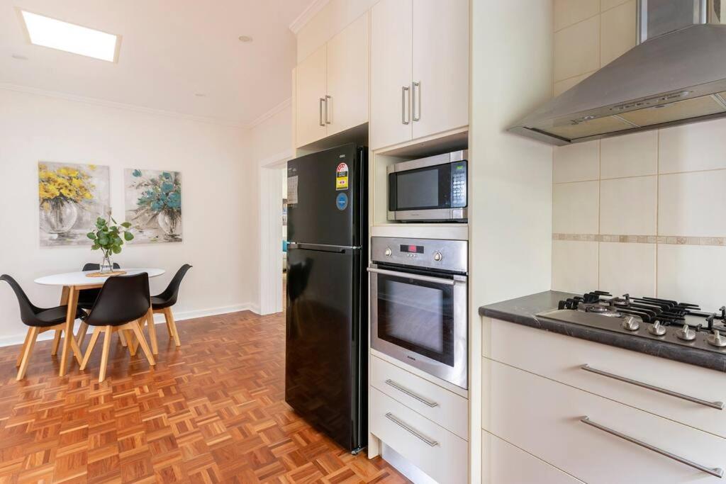 Birkinshaw Villa ( 3 Bedroom with Parkings )