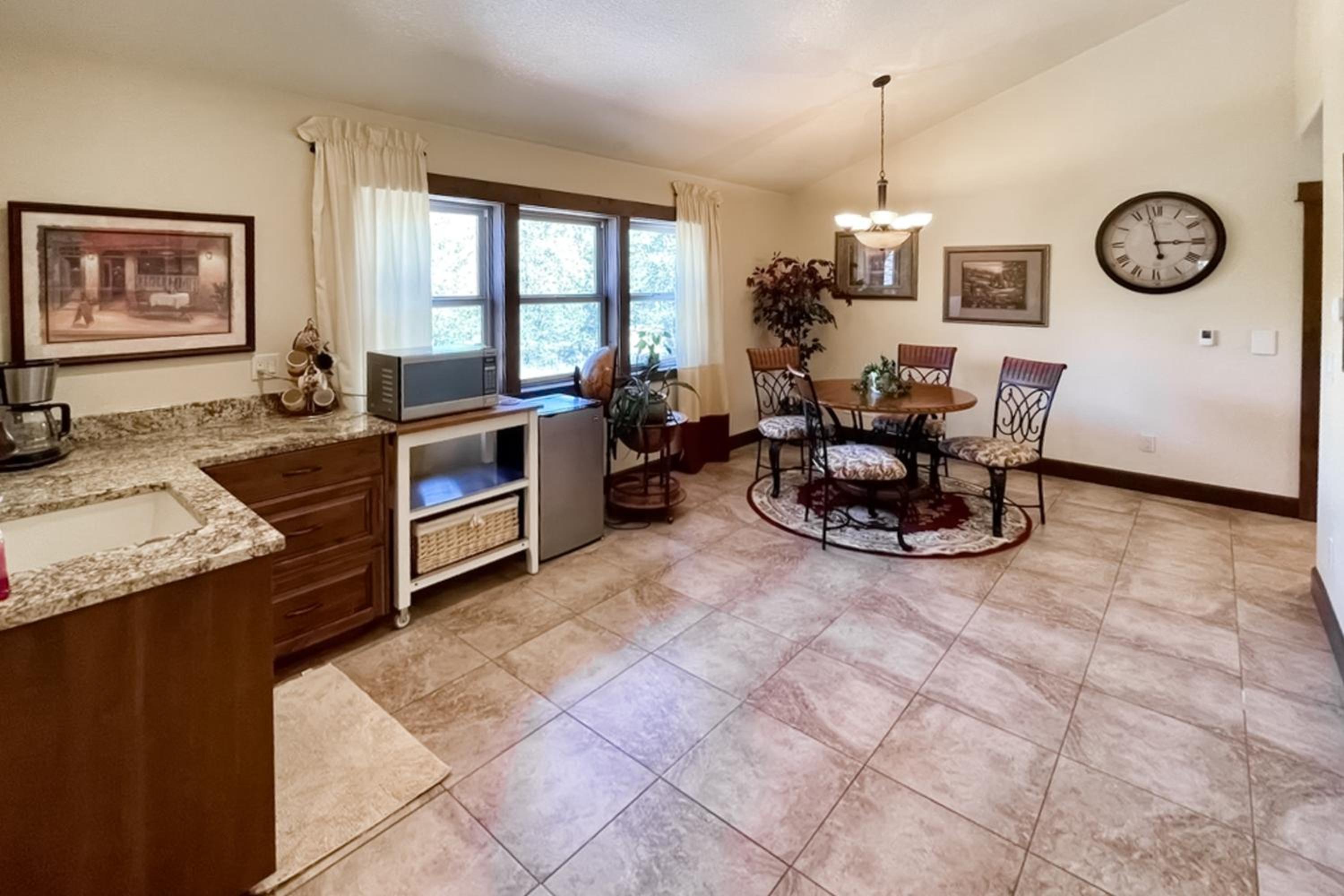 Anglers Oasis! Group-Friendly Deschutes River Gem