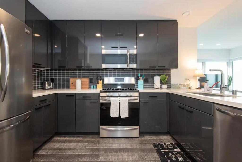 Snazzy 3Bed HighRise with Pool, Spa & Rooftop deck