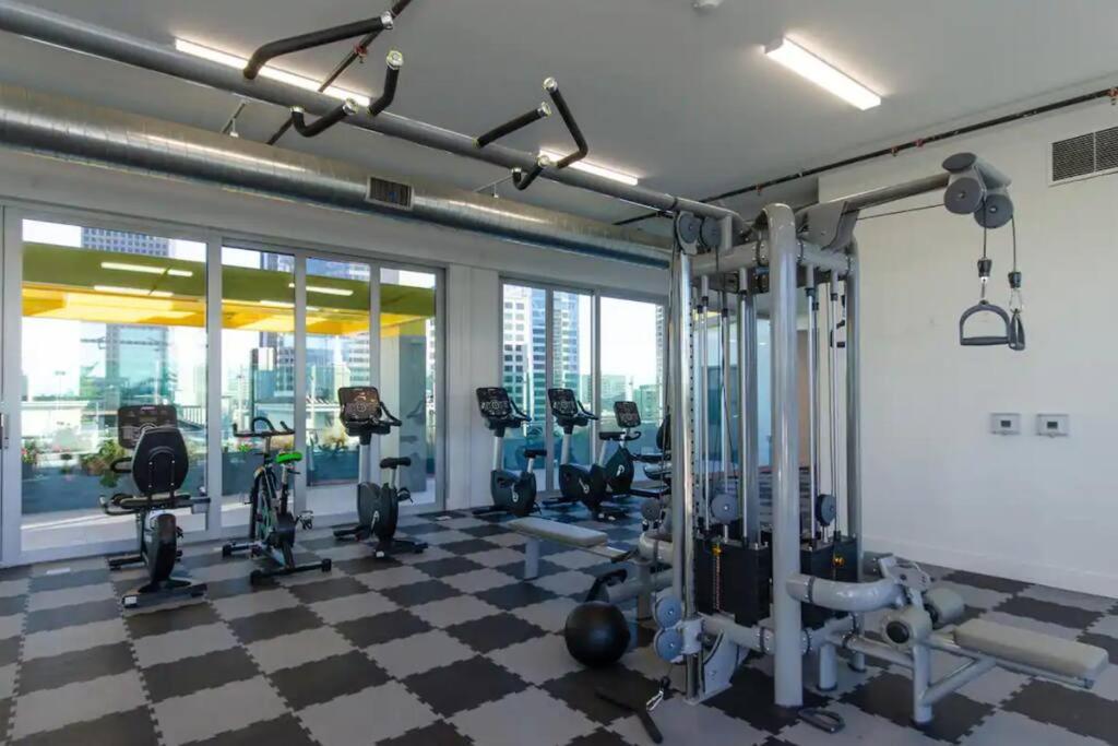 Snazzy 3Bed HighRise with Pool, Spa & Rooftop deck
