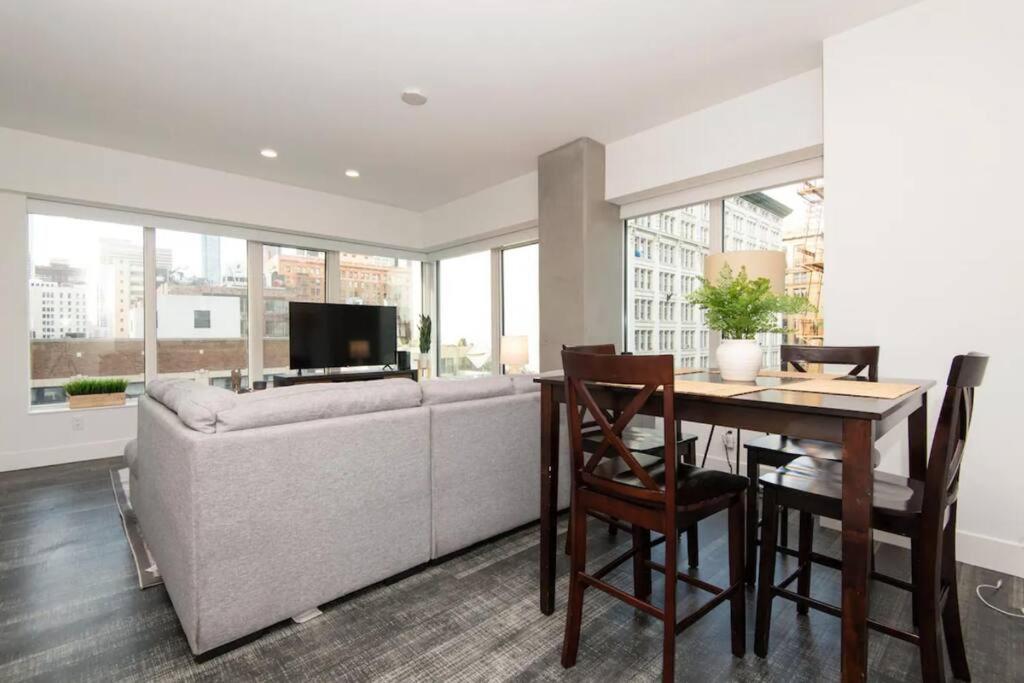 Snazzy 3Bed HighRise with Pool, Spa & Rooftop deck