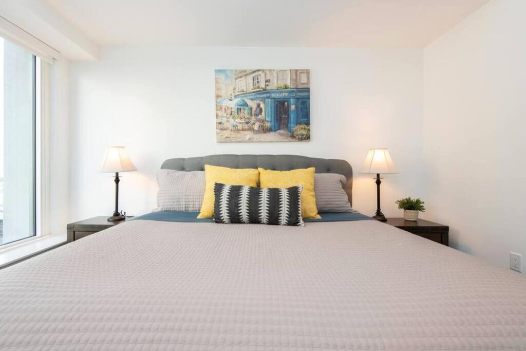 Snazzy 3Bed HighRise with Pool, Spa & Rooftop deck