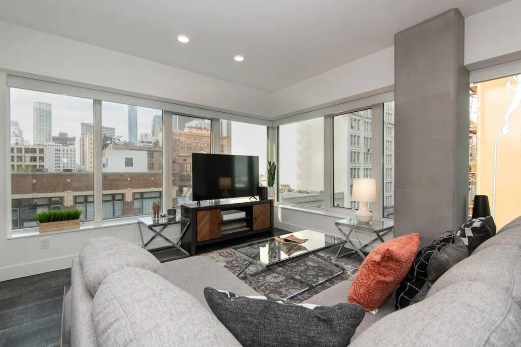 Snazzy 3Bed HighRise with Pool, Spa & Rooftop deck