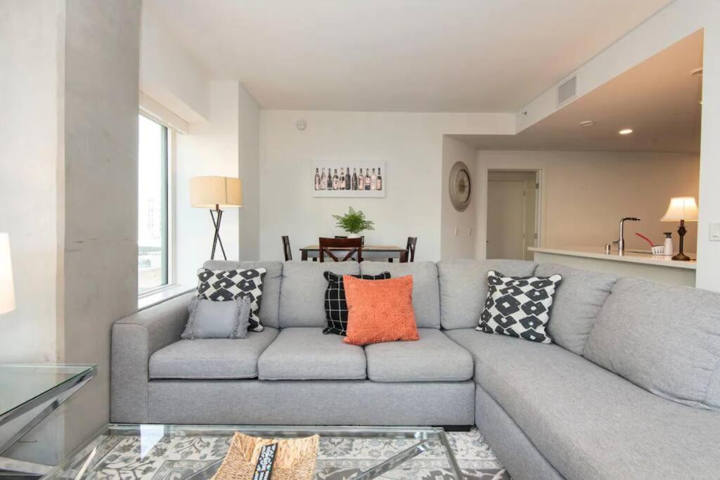Snazzy 3Bed HighRise with Pool, Spa & Rooftop deck