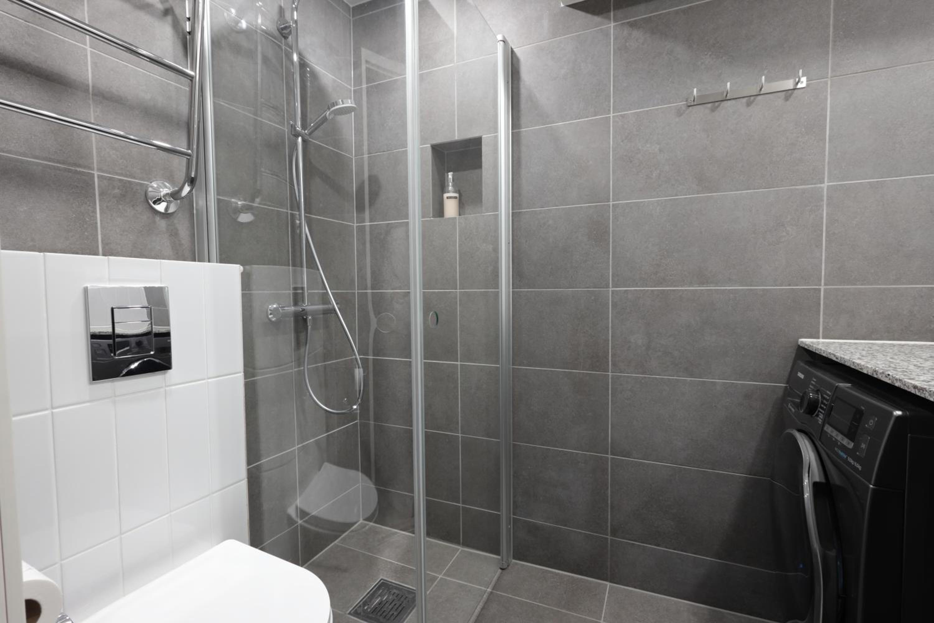 Urban Oasis - Two Bedrooms - Balcony - Nearby Metro view 4