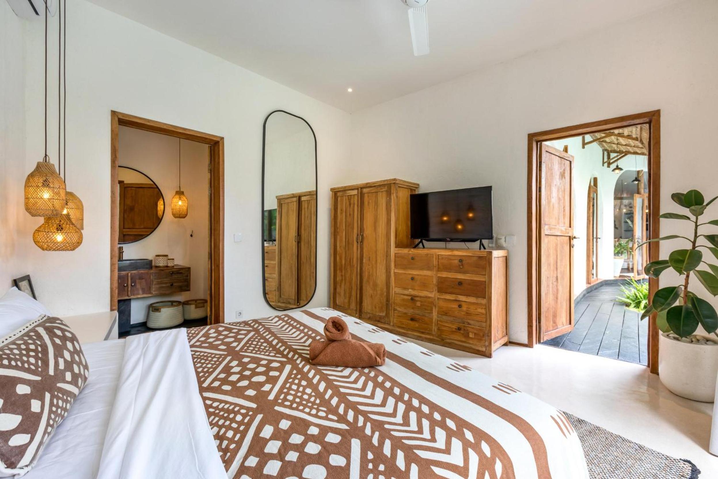 Villa Marbella - Stunning Chic 4BR Villa in Umalas, Private Retreat Next to Canggu