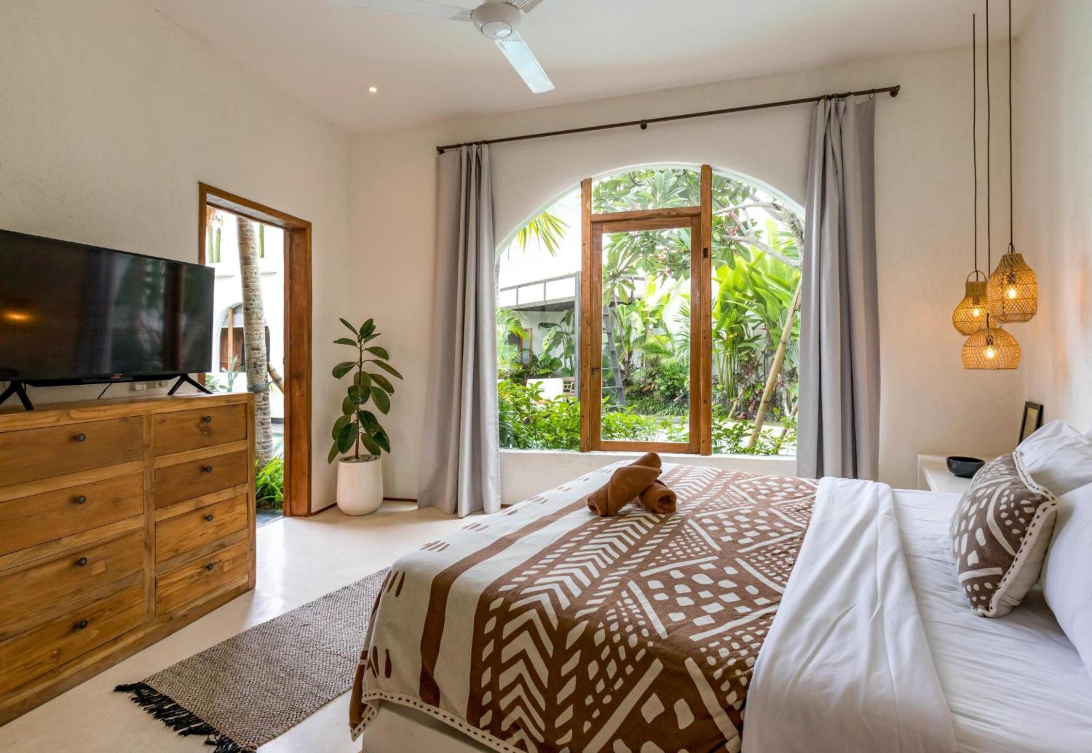 Villa Marbella - Stunning Chic 4BR Villa in Umalas, Private Retreat Next to Canggu