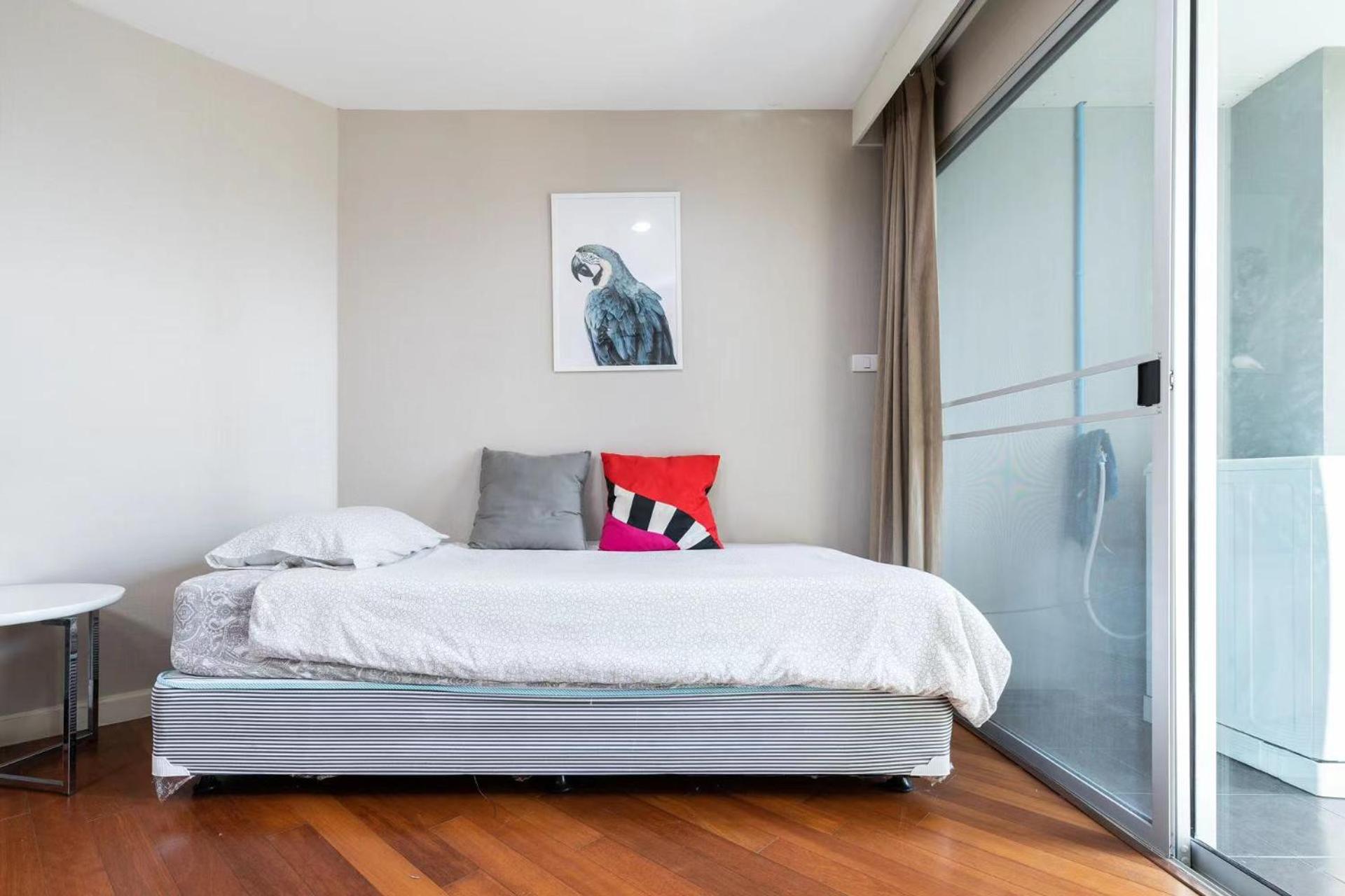 MRT rame9 Jodd Fairs night market, walk for a few minutes, two bedrooms and two bathrooms
