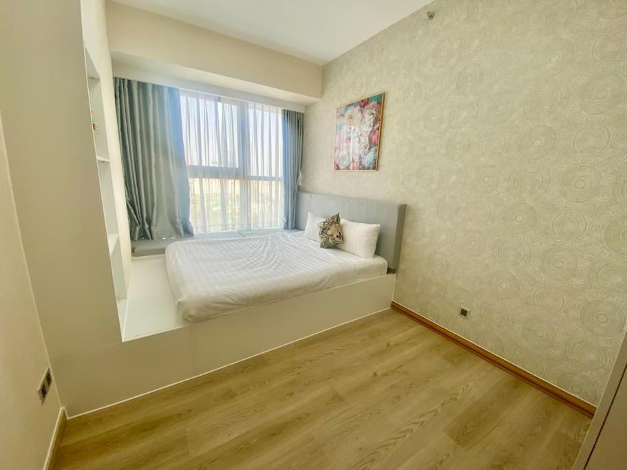 Midtown The Signature ,Apartment A1204 River View and balcony