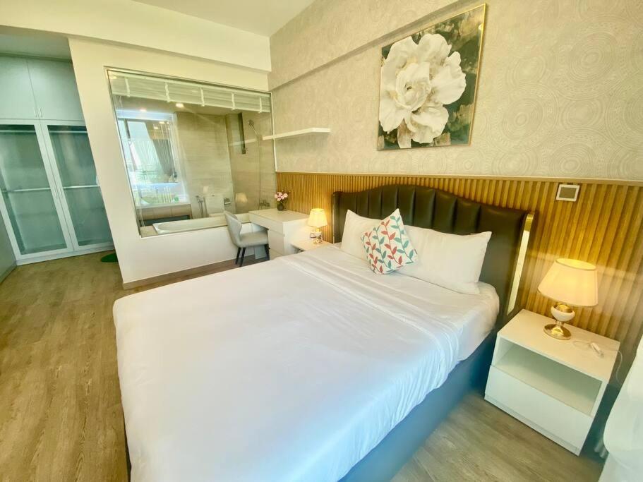 Midtown The Signature ,Apartment A1204 River View and balcony