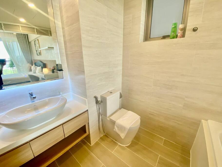 Midtown The Signature ,Apartment A1204 River View and balcony