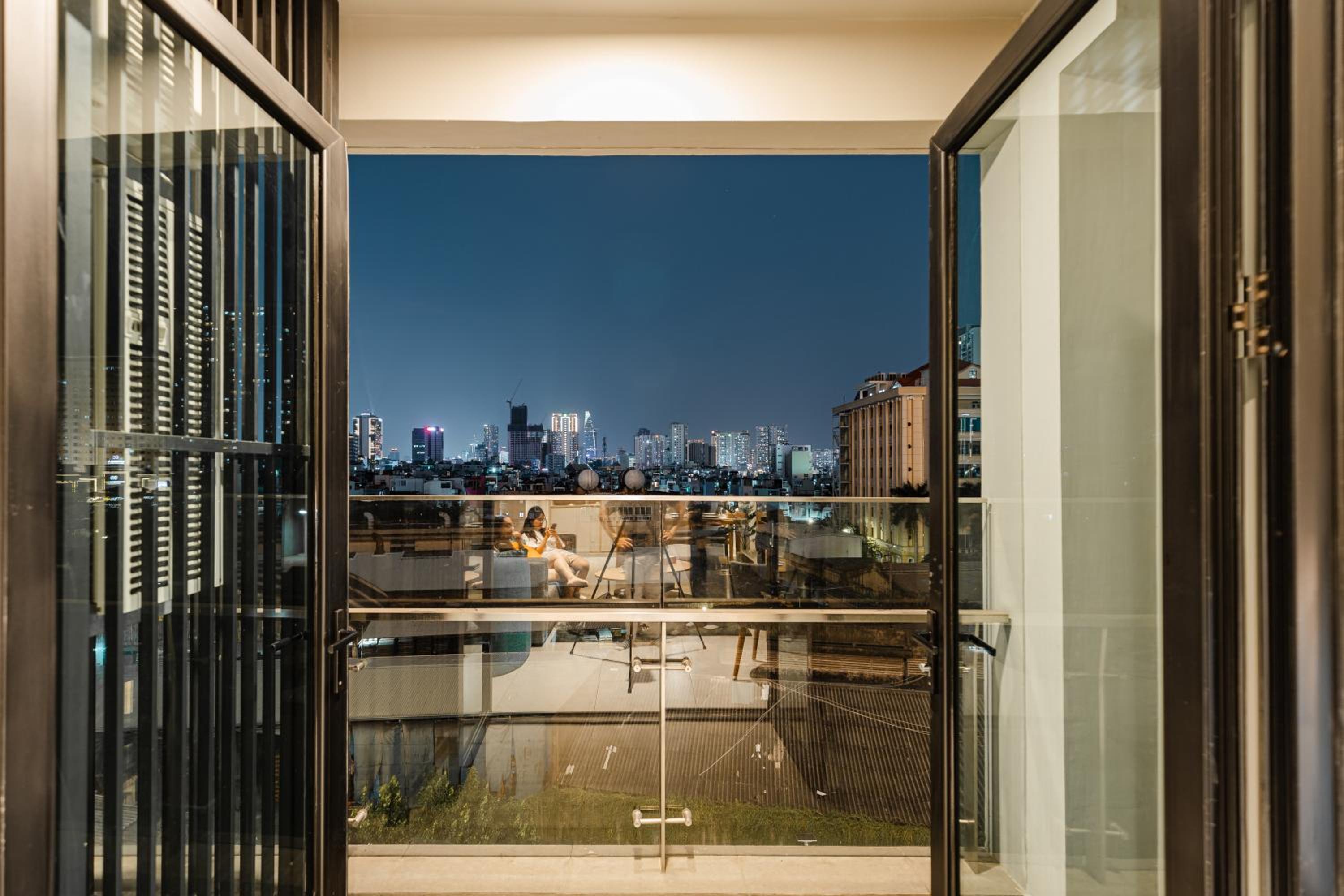 Luxury 2 or 3BR Apartment in Dist 1, Pool and airport pickup