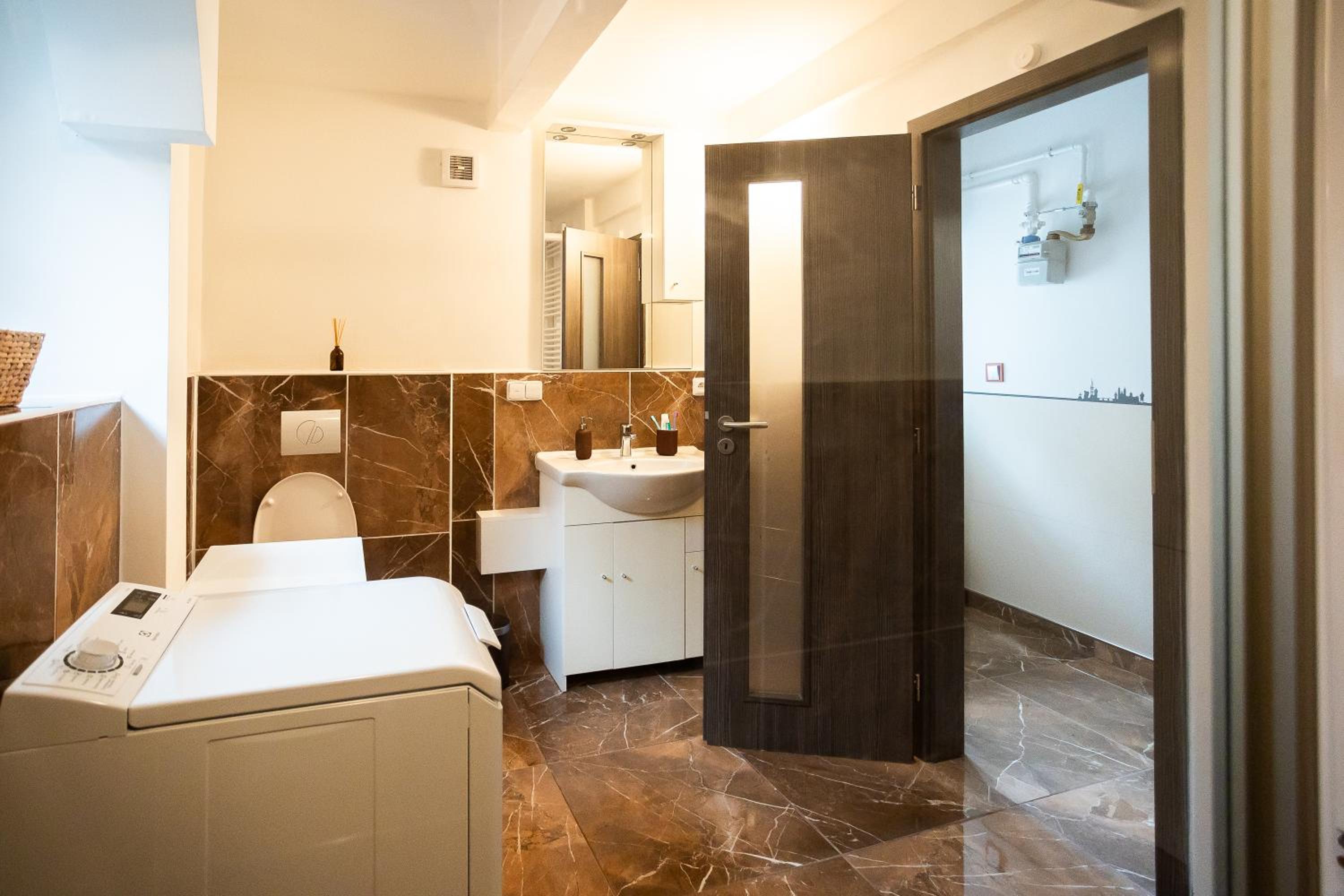 Spacious Apartment 20 Min from National Theatre
