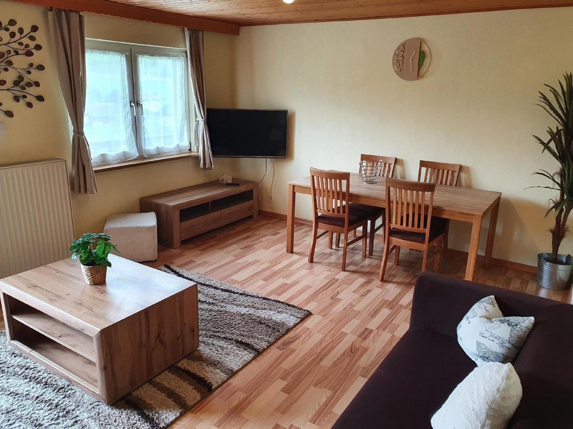 Geräumig ausgelegte Ferienwohnung in der oberen Etage mit Bergblick vom privaten Balkon - b57486