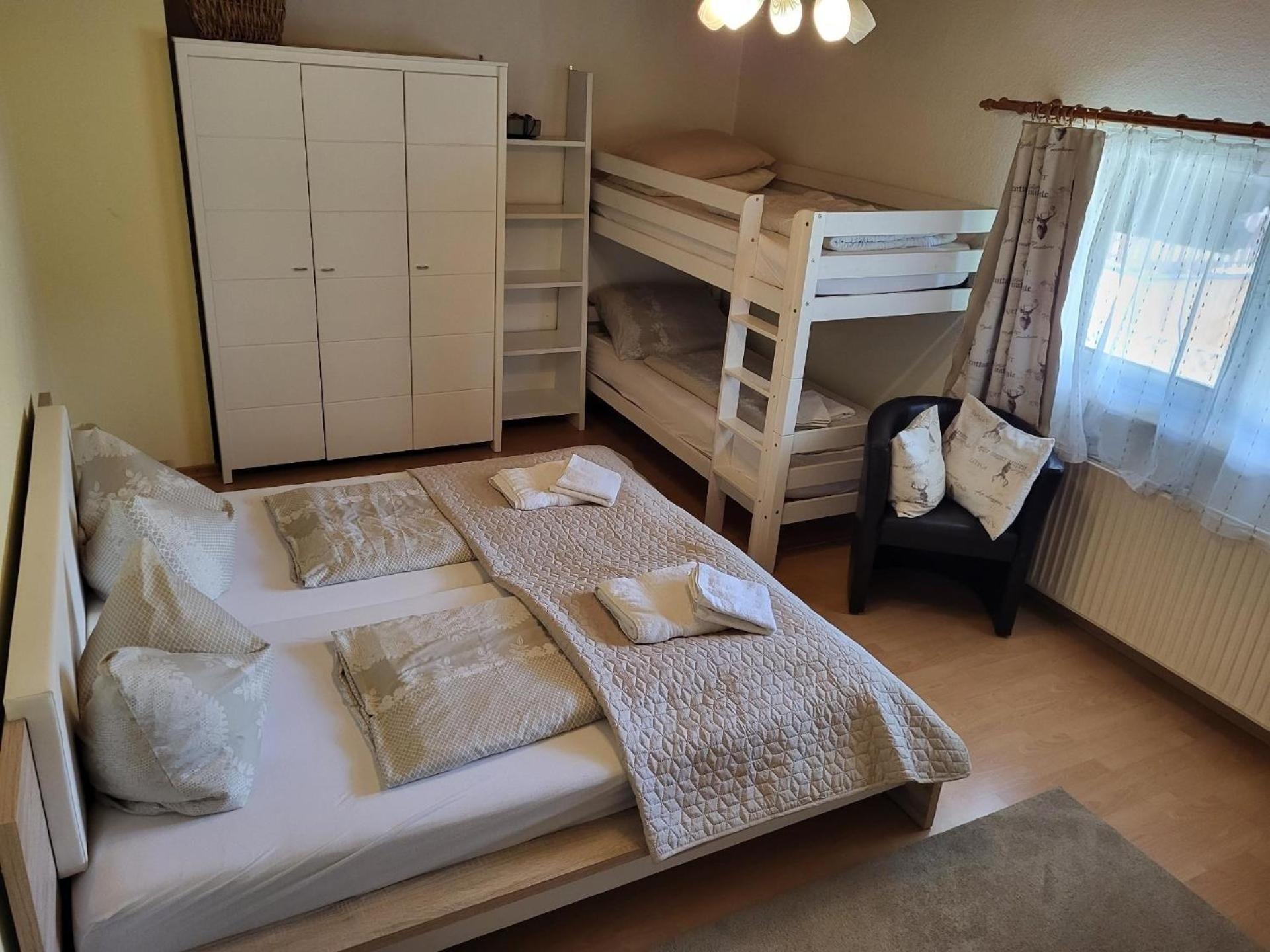 Geräumig ausgelegte Ferienwohnung in der oberen Etage mit Bergblick vom privaten Balkon - b57486