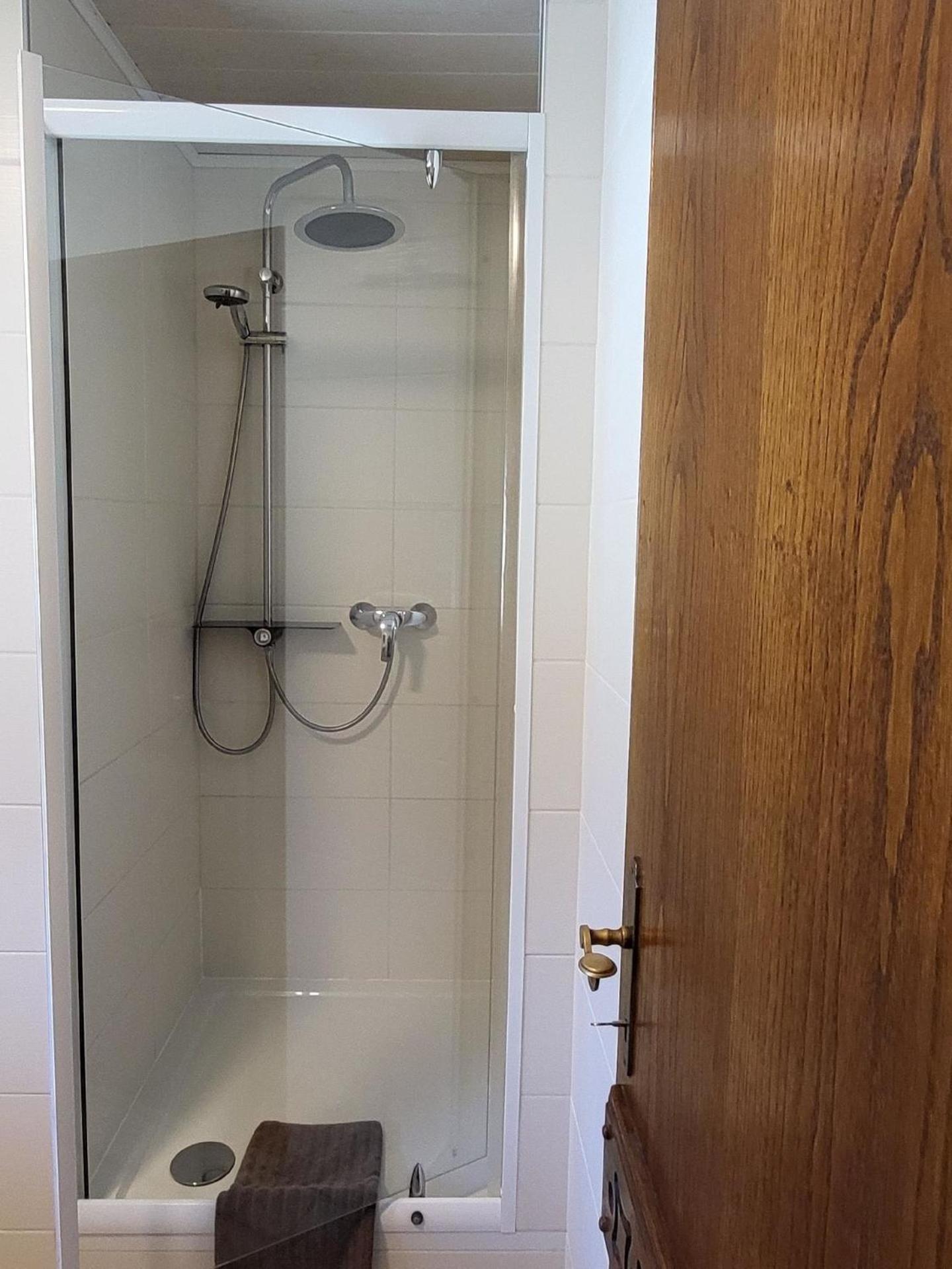 Geräumig ausgelegte Ferienwohnung in der oberen Etage mit Bergblick vom privaten Balkon - b57486