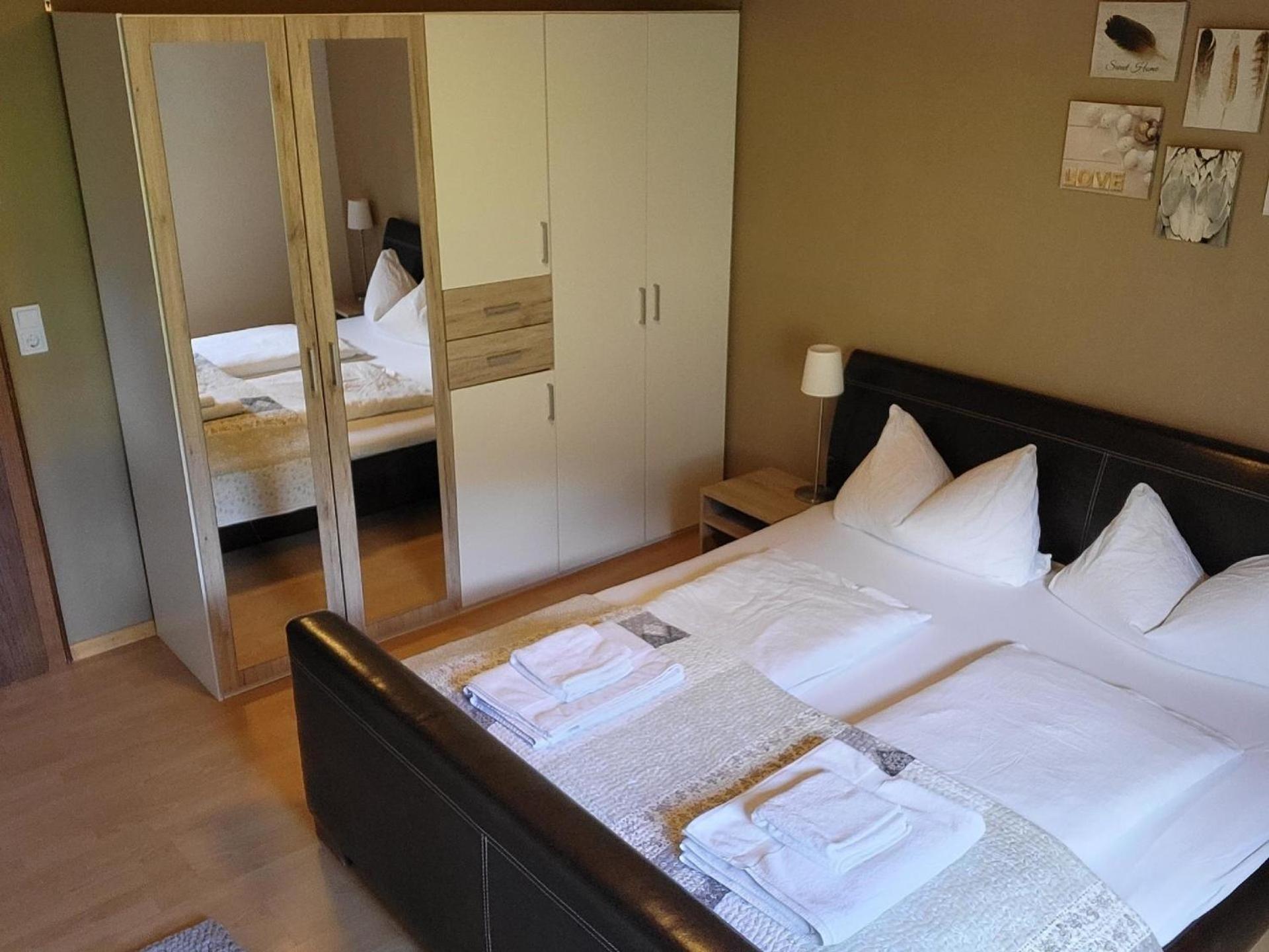 Geräumig ausgelegte Ferienwohnung in der oberen Etage mit Bergblick vom privaten Balkon - b57486