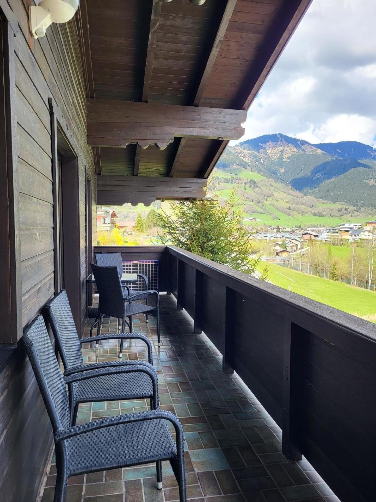 Geräumig ausgelegte Ferienwohnung in der oberen Etage mit Bergblick vom privaten Balkon - b57486
