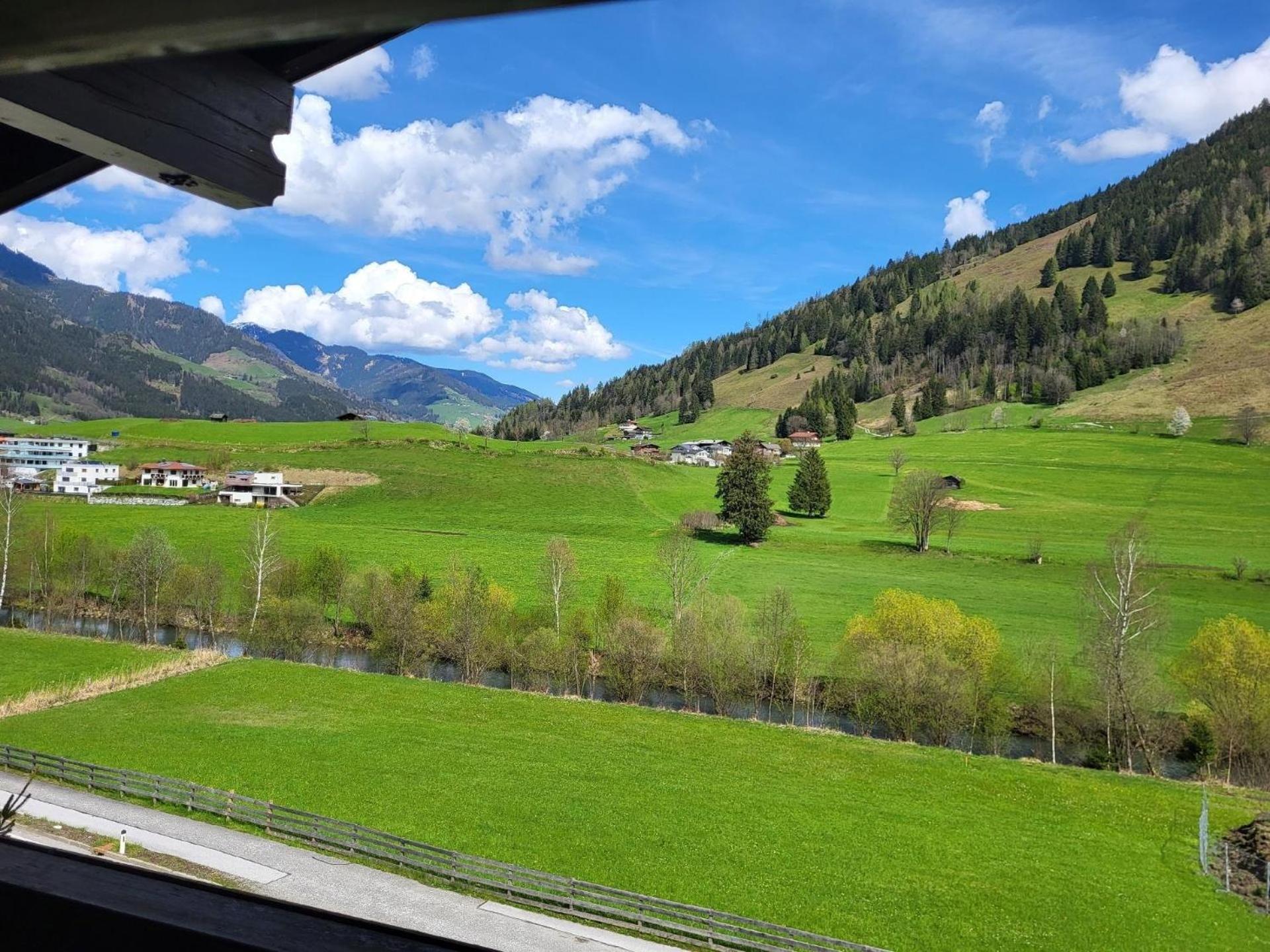Geräumig ausgelegte Ferienwohnung in der oberen Etage mit Bergblick vom privaten Balkon - b57486