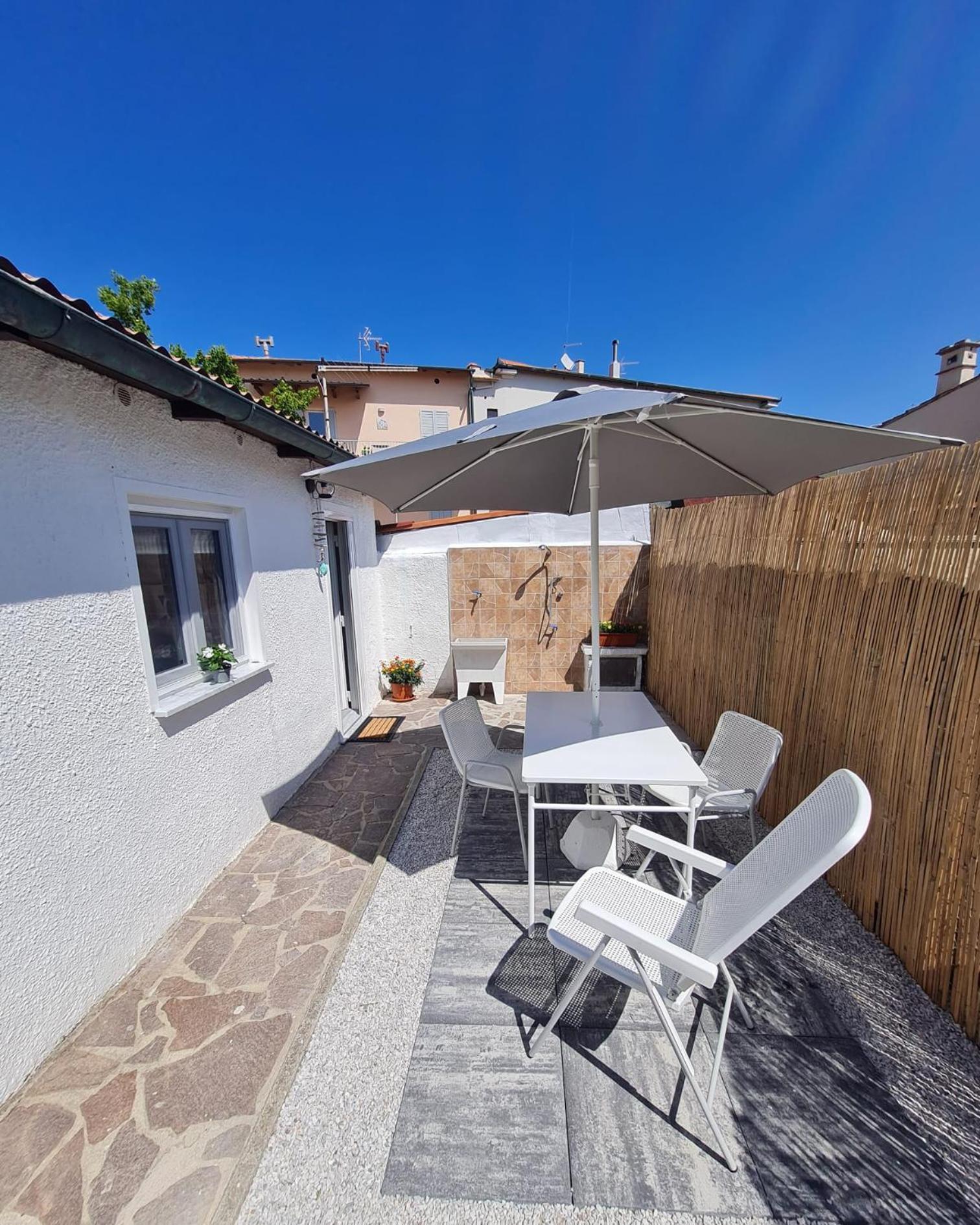 Monolocale con giardino privato, 1 minuto dal mare