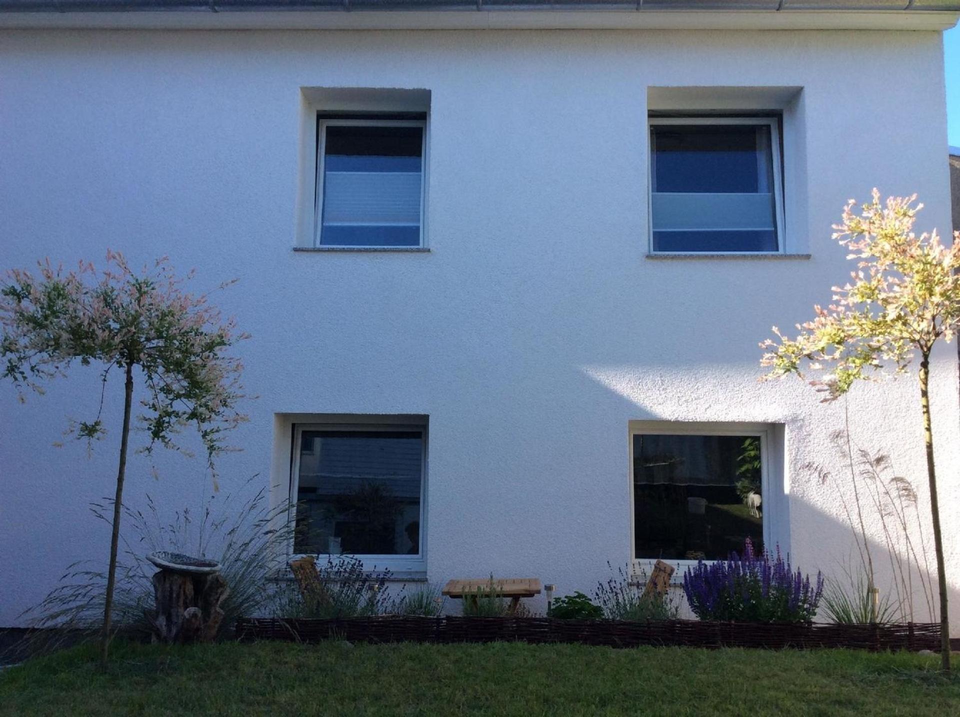 Modernes und gemütlich eingerichtetes Ferienhaus mit Innenhof