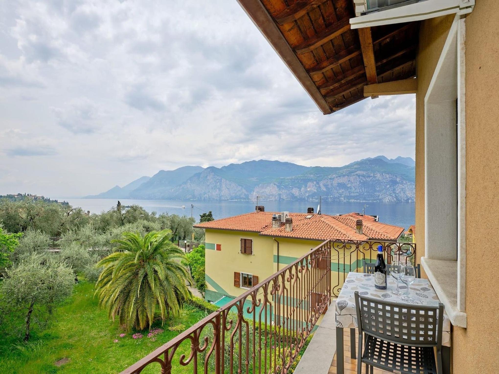 Helles Appartement in Malcesine mit Großem Garten und Nah am Strand view 3