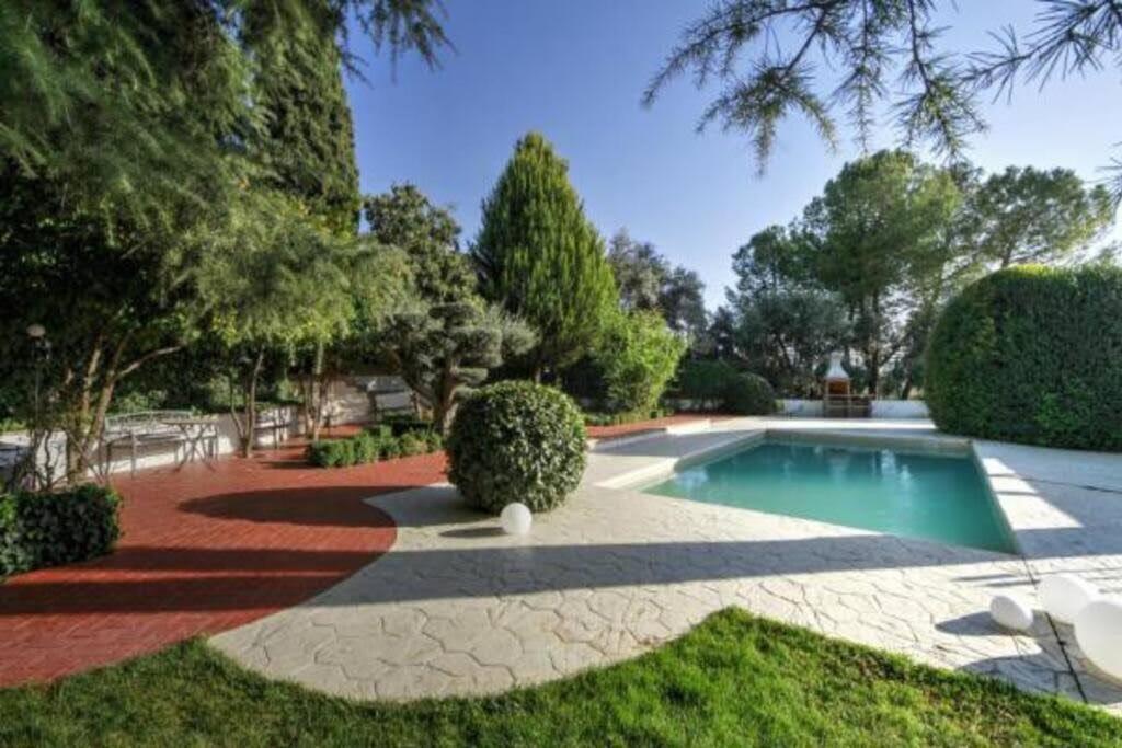 RentitSpain - Villa de Lujo Monzones - Piscina y Jacuzzi en Albolote