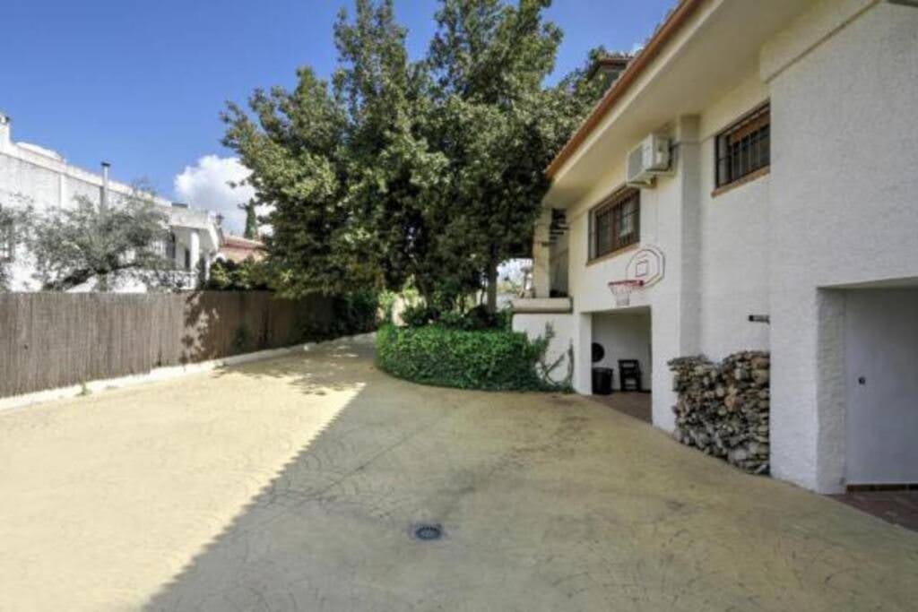 RentitSpain - Villa de Lujo Monzones - Piscina y Jacuzzi en Albolote