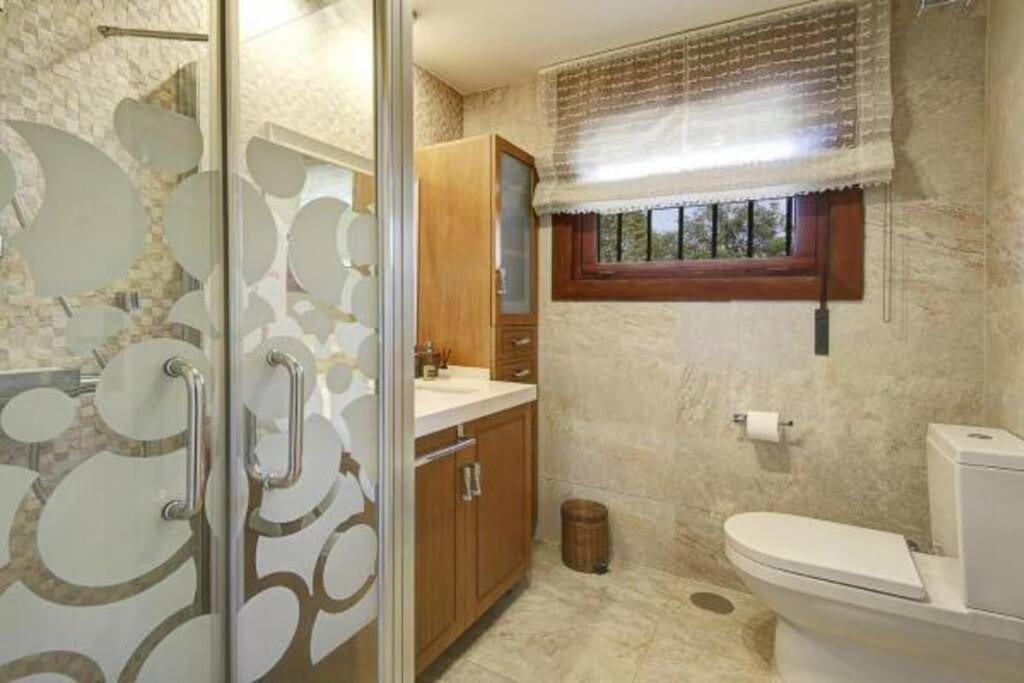 RentitSpain - Villa de Lujo Monzones - Piscina y Jacuzzi en Albolote