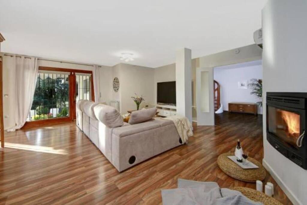 RentitSpain - Villa de Lujo Monzones - Piscina y Jacuzzi en Albolote