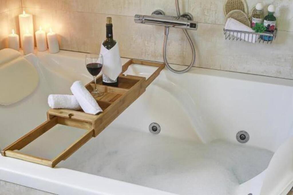 RentitSpain - Villa de Lujo Monzones - Piscina y Jacuzzi en Albolote