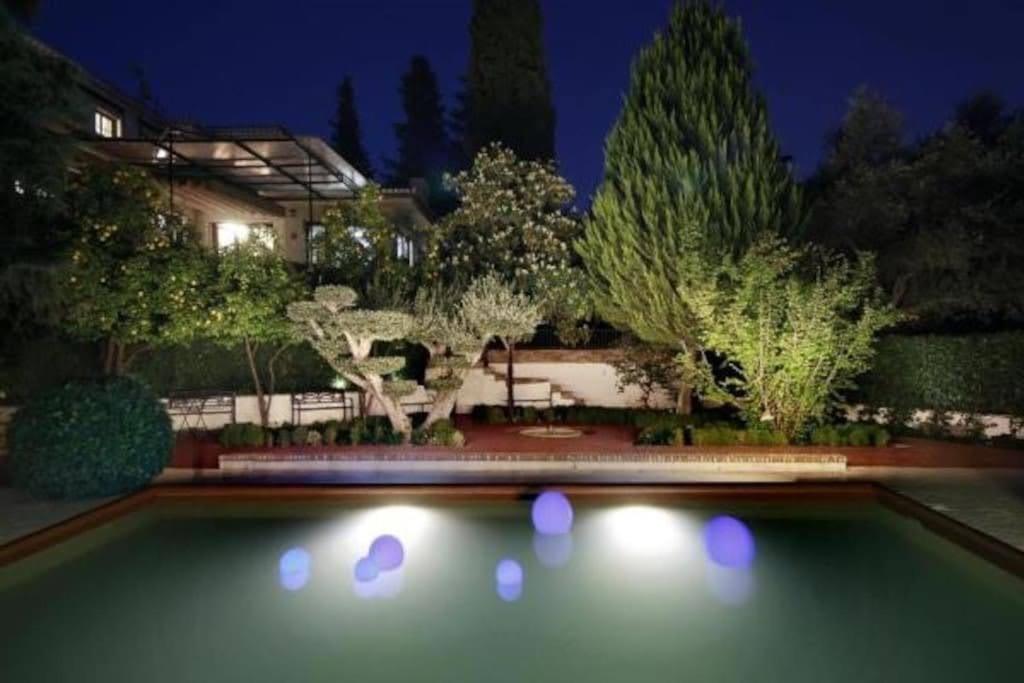 RentitSpain - Villa de Lujo Monzones - Piscina y Jacuzzi en Albolote