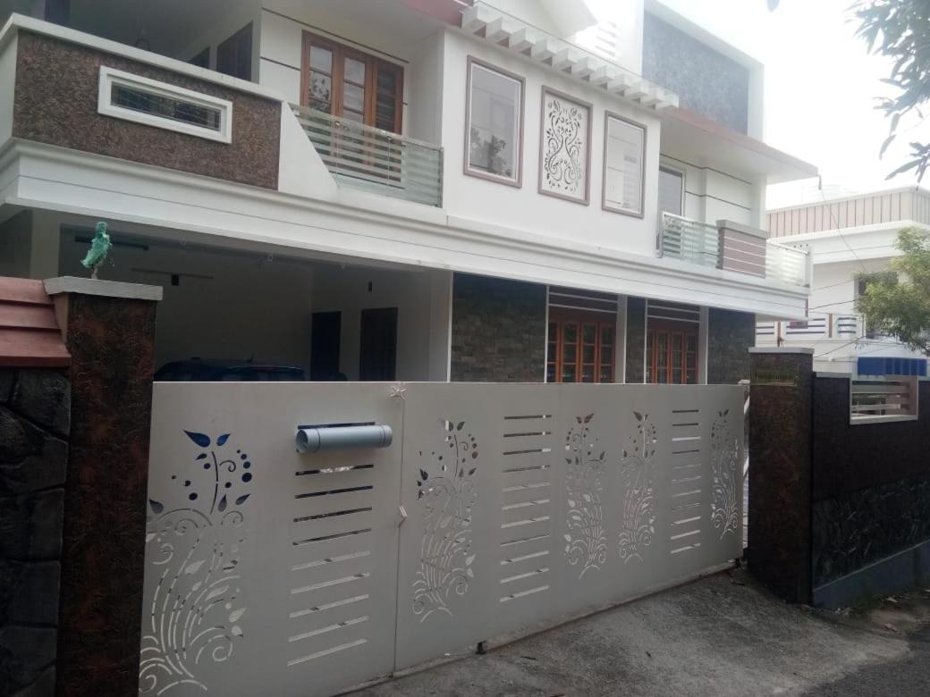 Cozy Nest-Fully furnished 3 bedroom property view 3
